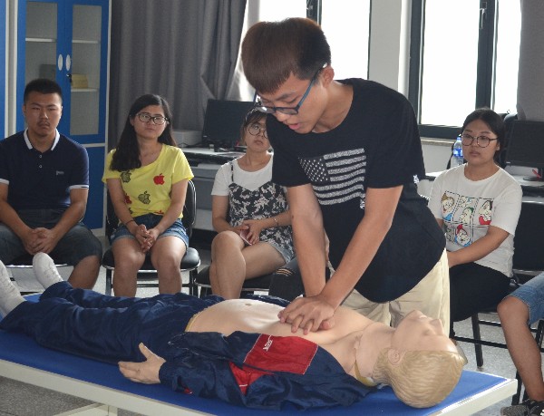 參訓學員在認真的進行心肺復蘇演練