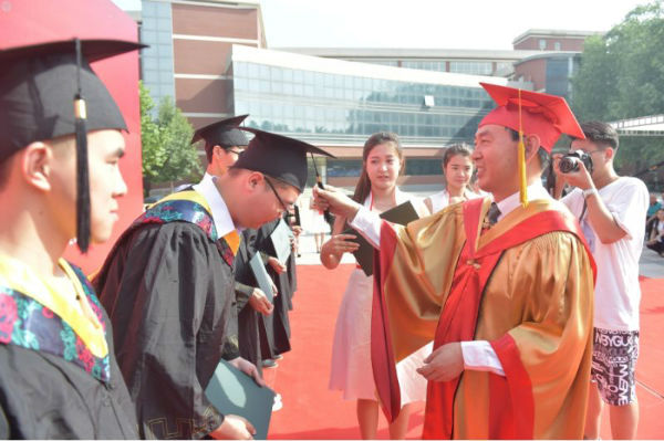 傅廣生為畢業(yè)生代表頒發(fā)畢業(yè)證和學位證