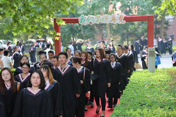 畢業(yè)生入場