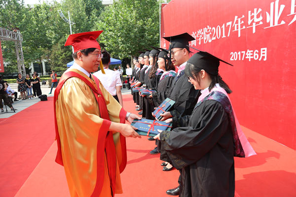 楊學新為畢業(yè)生頒發(fā)畢業(yè)證和學位證